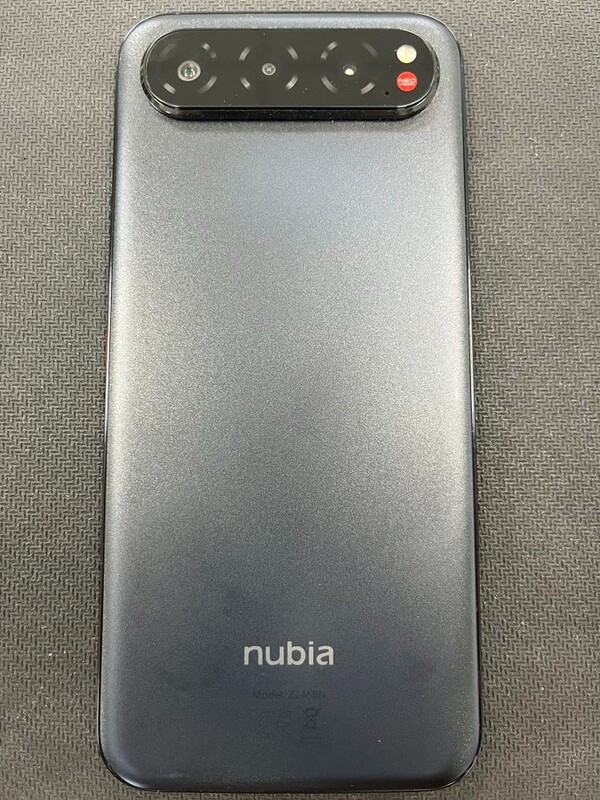 Une photo en direct du Nubia Air montre son dos incurvé avec une finition métallique. (Source : Evan Blass)