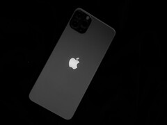 L'arrière d'un iPhone avec le logo Apple sur fond noir