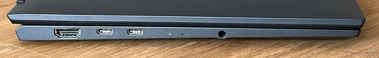 À gauche : HDMI 2.1, 2x USB-C 4.0 avec Thunderbolt 4 (40 GBit/s, DisplayPort ALT mode, Power Delivery 3.0), audio 3.5 mm