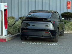 La nouvelle couleur Diamond Black Model Y est brillante de loin, mais plus complexe de près. (Source de l'image : Sawyer Merritt/X)