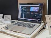 Le dernier Prestige 16 a peut-être un écran de moins bonne résolution que le XPS 16, mais il le compense par un plus grand nombre de ports et un design plus fin