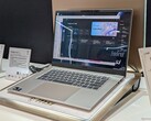 Le dernier Prestige 16 a peut-être un écran de moins bonne résolution que le XPS 16, mais il le compense par un plus grand nombre de ports et un design plus fin