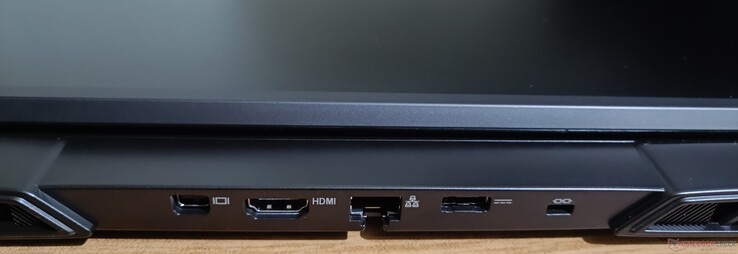 Connecteurs arrière : mini DisplayPort 1.4a, HDMI 2.1, prise 2.5 GbE, prise Poer, verrou Kensington