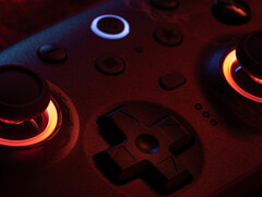 la dernière version de la manette Ultimate 2 de 8BitDo est proposée dans une seule couleur ornée d&#039;éléments de Wuchang : Fallen Feathers. (Source de l&#039;image : 8BitDo)
