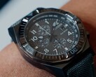 Un gros plan de la Citizen Nighthawk CA0897-04H avec son cadran gris foncé.