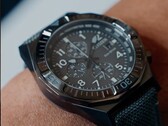 Un gros plan de la Citizen Nighthawk CA0897-04H avec son cadran gris foncé.