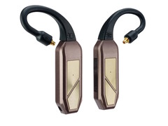Le DAC sans fil iFi Go Pod Max se fixe directement aux écouteurs et se porte autour des oreilles. (Source : iFi)