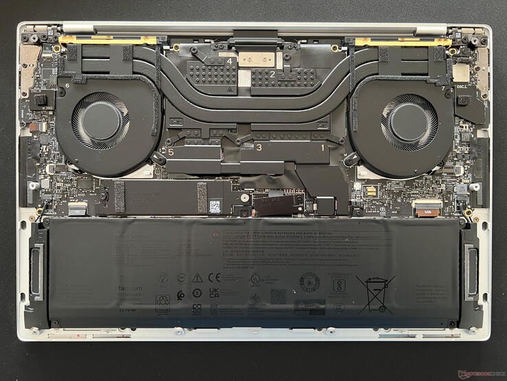 Dell XPS 14 pour comparaison. La solution de refroidissement est légèrement modifiée si elle est configurée avec des cartes graphiques RTX 4050