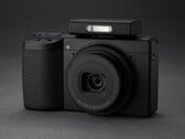 Ricoh GR IV Monochrome présenté avec un flash externe optionnel. (Source de l'image : Ricoh)