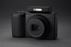 Ricoh GR IV Monochrome présenté avec un flash externe optionnel. (Source de l'image : Ricoh)
