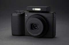 Ricoh GR IV Monochrome présenté avec un flash externe optionnel. (Source de l'image : Ricoh)