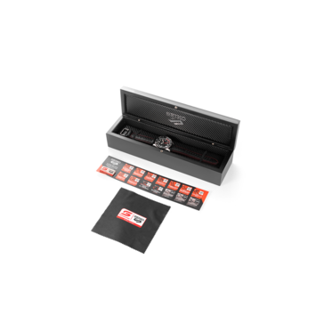 Le coffret comprend un pin's Seiko Supercars, un chiffon de nettoyage de marque et un certificat numéroté individuellement