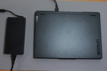 Extérieur de l'ordinateur portable (source d'image : Notebookcheck)