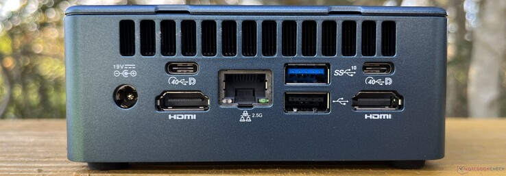 Arrière : Entrée DC, 2x USB4 (40 Gbps, DisplayPort), 2x HDMI 2.0, Ethernet (2.5 G), 1x USB-A 3.2 Gen 2 (10 Gbps), USB-A 2.0