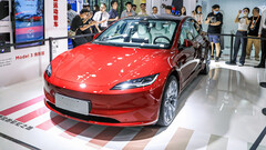 La Model 3 Highland dans une salle d'exposition à Pékin (image : Tesla China)