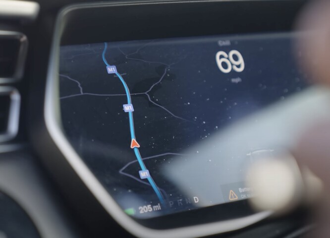 La Model S estimait initialement une autonomie de 205 miles, probablement basée sur le style de conduite économique de Paul. (Source : AutoTrader via YouTube)