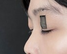 Image du capteur sur la paupière d'une personne (Source de l'image : Jun Chen Lab/UCLA ; recadré)