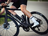 Le vélo électrique Canyon Endurace:ONfly (photo) est équipé d'une télécommande fine montée sur le guidon qui permet de changer de mode et d'afficher l'état de l'assistance. (Source : Canyon)
