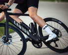 Le vélo électrique Canyon Endurace:ONfly (photo) est équipé d'une télécommande fine montée sur le guidon qui permet de changer de mode et d'afficher l'état de l'assistance. (Source : Canyon)