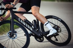 Le vélo électrique Canyon Endurace:ONfly (photo) est équipé d'une télécommande fine montée sur le guidon qui permet de changer de mode et d'afficher l'état de l'assistance. (Source : Canyon)