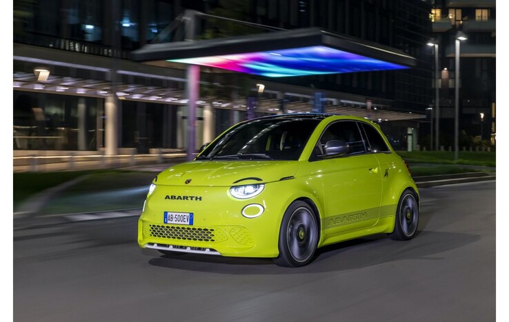 La nouvelle Abarth 500e en vert acide. (Source : Abarth)