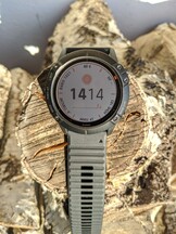 Garmin Fenix 6X Pro Solar - Avec un fond clair.