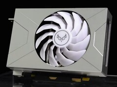Zephyr lance une magnifique RTX 4070 Sakura Snow X entièrement métallique (Image source : Zephyr)