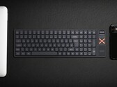 Clavier mécanique sans fil Iqunix Magi96 sur un bureau avec d'autres technologies