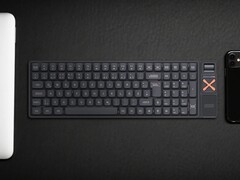 Clavier mécanique sans fil Iqunix Magi96 sur un bureau avec d&#039;autres technologies