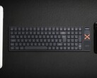 Clavier mécanique sans fil Iqunix Magi96 sur un bureau avec d'autres technologies