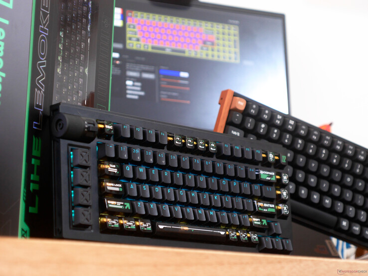 Clapets transparents du clavier Lemokey L1 HE sur un bureau devant un ordinateur portable et du clavier K4 HE