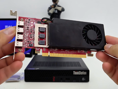 Image du GPU AMD RX7400 au-dessus d'une Lenovo ThinkStation.
