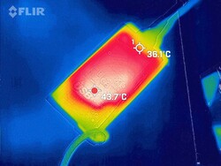 L'alimentation atteint jusqu'à 43,7 °C (110,6 °F) sous charge.