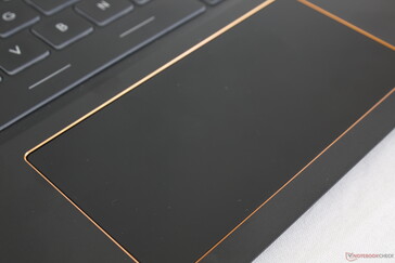 Pavé tactile extra-large comme sur le GS66. Attendez-vous à ce que les empreintes digitales s'accumulent rapidement sur les capuchons des touches et le pavé tactile