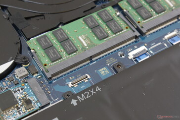 Intéressant, la carte-mère du XPS 15 7590 intègre toujours les composants pour accueillir le disque SATA de 2,5 pouces, même si l'appareil est configuré sans disque 2,5 pocues.