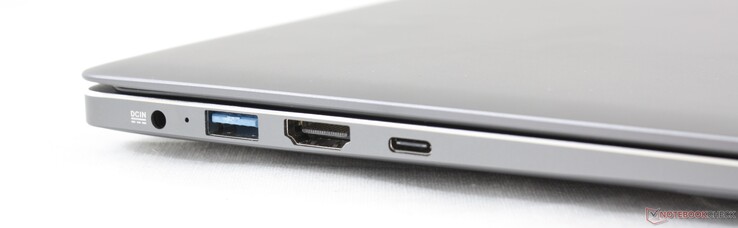 Côté gauche : entrée secteur, USB A 3.0, HDMI, USB C avec DisplayPort.