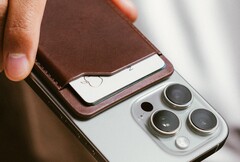 Le nouveau Nomad Leather Mag Wallet peut être localisé grâce à un AirTag (Image source : Nomad)