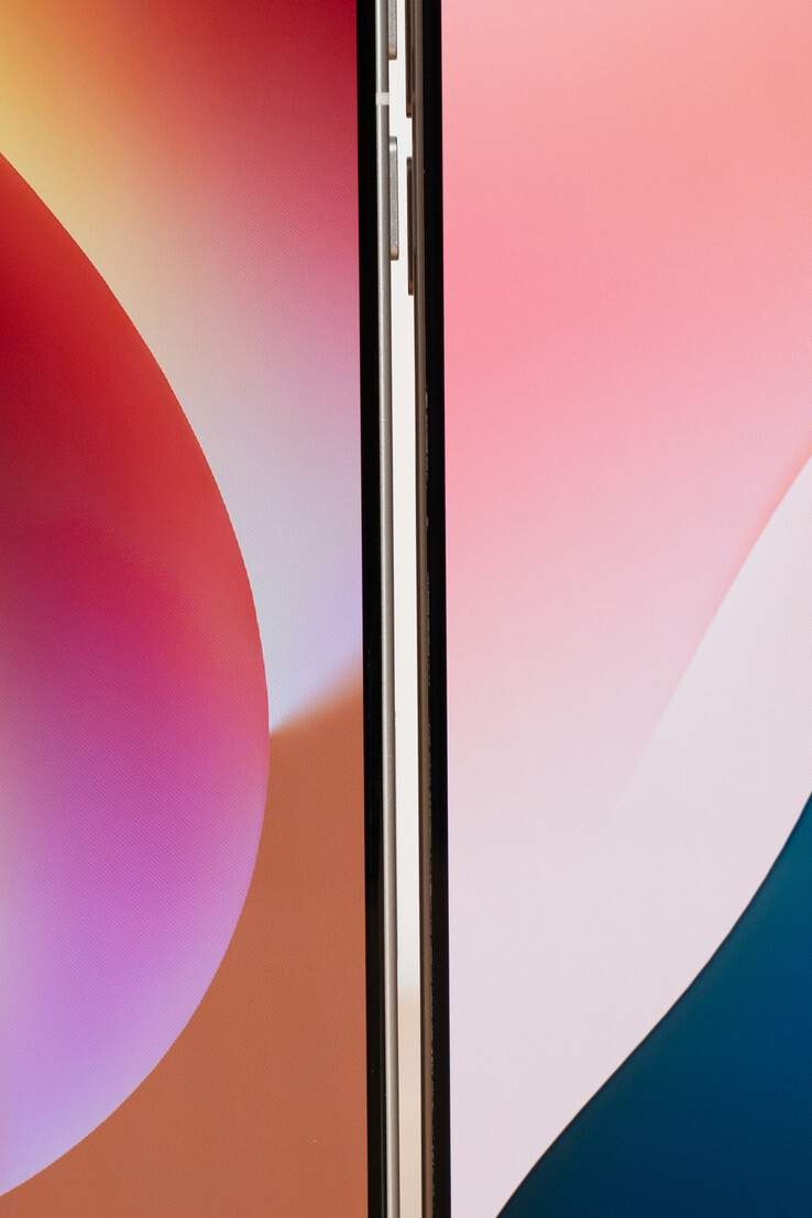 Les bords de l'écran du Find X8 Ultra d'Oppo (à gauche) comparés à ceux de l'iPhone 16 Pro Max de Apple