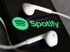 Une image montrant des écouteurs sur un téléphone avec le logo Spotify. (Source de l&#039;image : Jakub Porzycki/NurPhoto - Getty Images)
