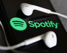 Une image montrant des écouteurs sur un téléphone avec le logo Spotify. (Source de l'image : Jakub Porzycki/NurPhoto - Getty Images)