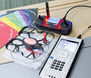 Un câble relie la calculatrice graphique TI Nspire CX II au contrôleur Robolink CoDrone Edu pour la programmation du drone. (Source de l'image : TI)