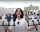Le Vivo X200 Ultra couronné roi de la photographie zoom. Une personne tenant les téléphones de test en photo. (Source de l'image : Versus ; recadré)