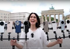 Le Vivo X200 Ultra couronné roi de la photographie zoom. Une personne tenant les téléphones de test en photo. (Source de l'image : Versus ; recadré)