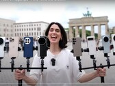 Le Vivo X200 Ultra couronné roi de la photographie zoom. Une personne tenant les téléphones de test en photo. (Source de l'image : Versus ; recadré)