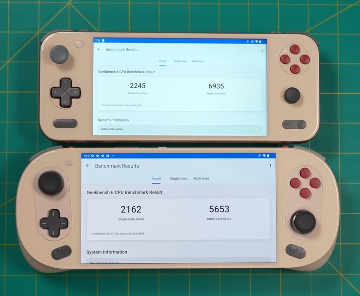 Ayaneo Pocket S2 (en haut) et Ayaneo Pocket Evo (en bas) affichant les résultats du benchmark CPU Geekbench 6, montrant des scores plus élevés sur le Pocket S2 en single-core et en multi-core. (Source de l'image : Retro Game Corps)