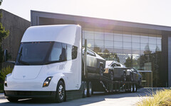 Tesla a également présenté le Cybertruck à l&#039;arrière de son Semi, ce qui indique que certaines livraisons seront peut-être effectuées par le biais du transporteur électrique. (Source de l&#039;image : Tesla)