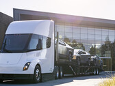 Tesla a également présenté le Cybertruck à l'arrière de son Semi, ce qui indique que certaines livraisons seront peut-être effectuées par le biais du transporteur électrique. (Source de l'image : Tesla)