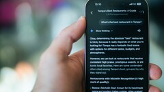 Une personne utilisant son téléphone pour trouver un restaurant avec Gemini