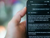 Une personne utilisant son téléphone pour trouver un restaurant avec Gemini