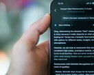 Une personne utilisant son téléphone pour trouver un restaurant avec Gemini